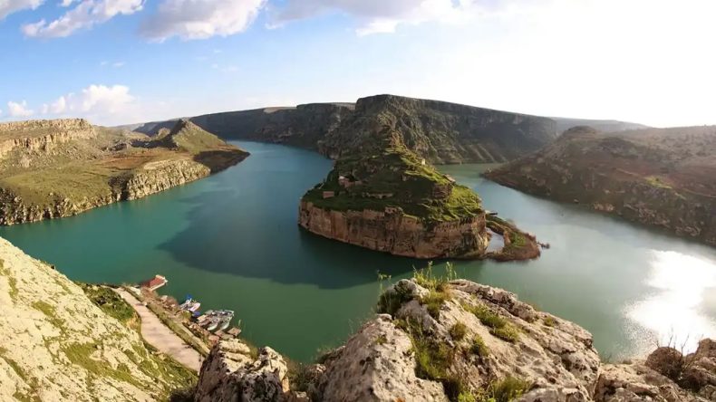 Gören Çeşme sanıyor: Üç yanı zümrüt yeşili göl ile çevrili bir kale, sadece tekneler ile ulaşılıyor