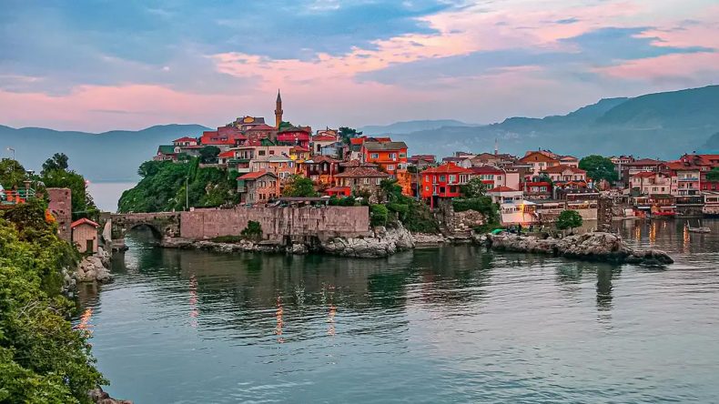 Gören İtalya sanıyor: Bir prenses tarafından kurulan şehir İzmir'in güzelliğini aratmıyor