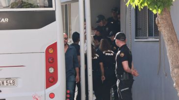 İzmir B&uuml;y&uuml;kşehir Belediyesi Operasyonu: G&ouml;zaltındaki Şahıslar Sağlık Kontrol&uuml;nden Ge&ccedil;irildi