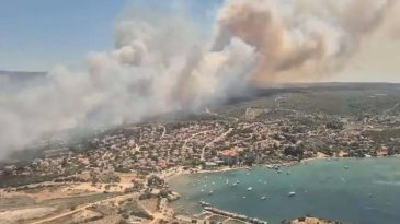 İzmir &Ccedil;eşme&rsquo;de Yangın Alarmı: 2 Mahalle Tahliye Edildi