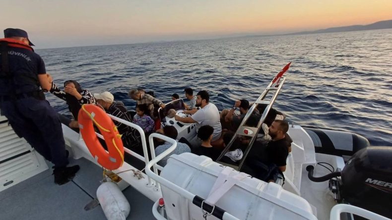 İzmir Açıklarında 8 Çocukla Birlikte 81 Düzensiz Göçmen Kurtarıldı