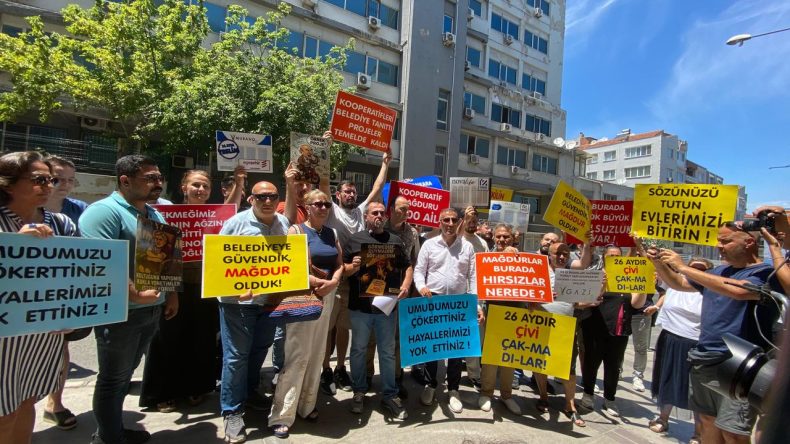 İzmir Kooperatif Mağdurları Birliği’nden Emniyet Önünde Açıklama: Defalarca Anlattık