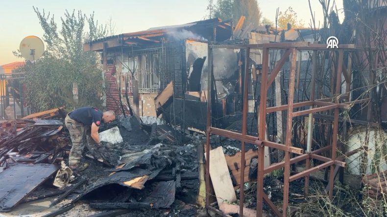 İzmir Menderes'te Yangın: 8 Ev Zarar Gördü