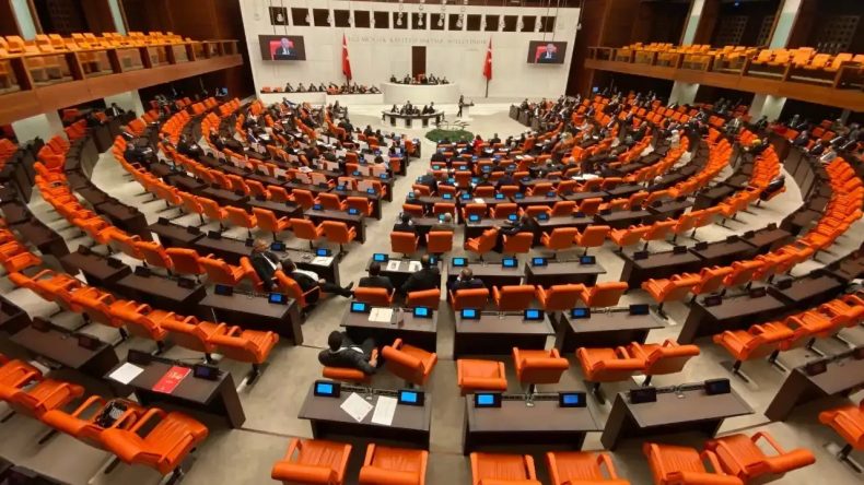 İzmir Milletvekillerinin Meclis Karnesi Açıklandı: CHP 432, AKP Sıfır