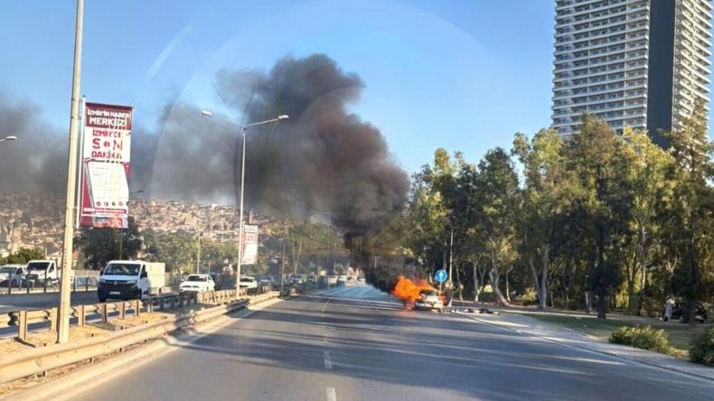 İzmir Mürselpaşa Bulvarı'nda Araç Yangını: Gaziemir İstikametine Kadar Uzanan Trafik Yoğunluğu
