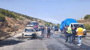 İzmir Otoyolu'nda Ara&ccedil; Yangını Ormana Sı&ccedil;radı: Trafikte Yoğunluk Oluştu, S&ouml;nd&uuml;rme &Ccedil;alışmaları S&uuml;r&uuml;yor