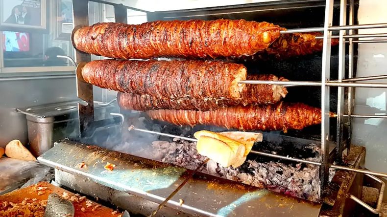 İzmir'in 65 Yıllık Kokoreççisi: Üç Tekerlekli Araba ile Başladı, Şimdi Kuyruklar Oluşturuyor