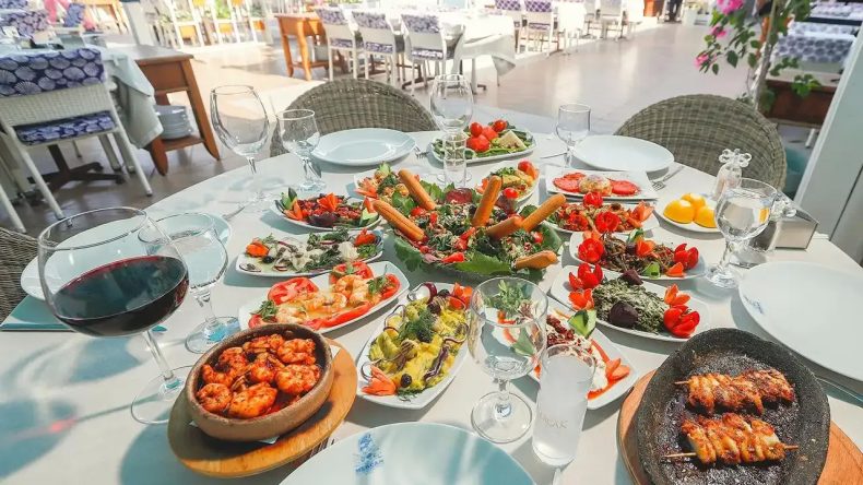 İzmir'in 68 Yıllık Restoranı: 1998'de Yeniden Hayat Buldu, Balık Tutkunlarının Tercihi Haline Geldi