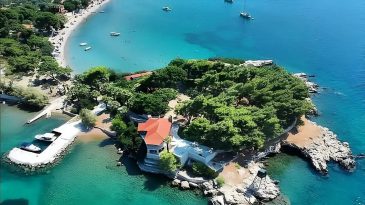 İzmir'in Gizli Cenneti: Cam Gibi Berrak Su ile Manal Koyu, ESHOT ile Kolay Ulaşım