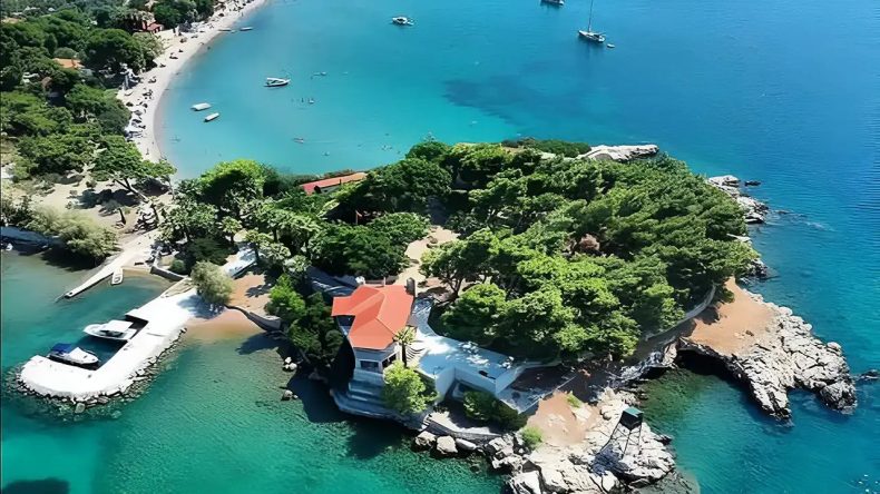 İzmir'in Gizli Cenneti: Cam Gibi Berrak Su ile Manal Koyu, ESHOT ile Kolay Ulaşım