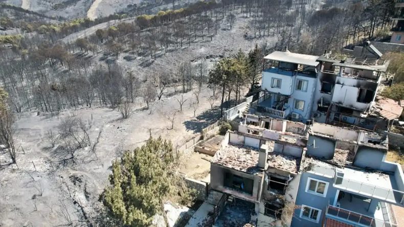 İzmir'in gözde yazlık merkezi: Yangın sonrası hayalet kasabaya dönüştü