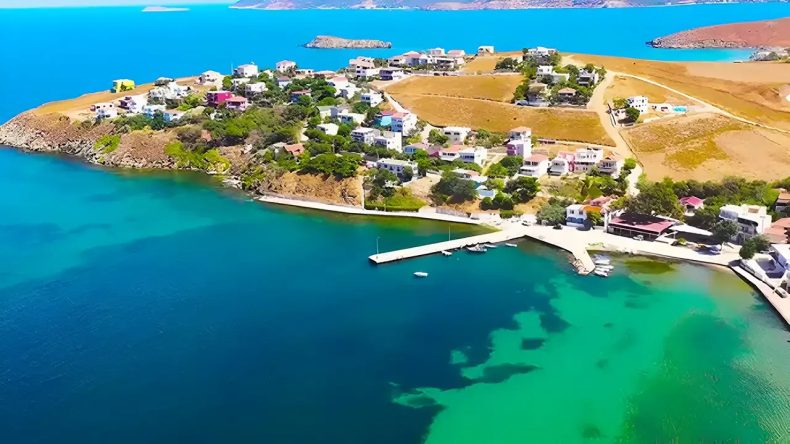 İzmir'in kalabalığından kaçan buraya gidiyor: 5 köyü bulunan adada en fazla 900 kişi yaşıyor