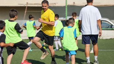 İzmir'in minik futbolcuları yeşil sahada: Profesyonellerden eğitim aldılar!