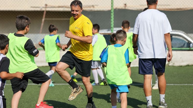 İzmir'in minik futbolcuları yeşil sahada: Profesyonellerden eğitim aldılar!