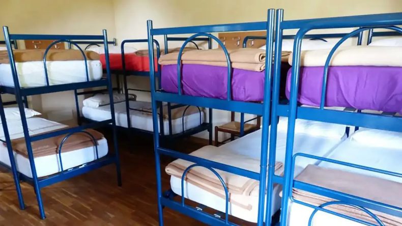 İzmir'de Barınma Krizi Derinleşiyor: Koğuş Tipi Yurtlarda Yaşam Mücadelesi