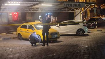 İzmir'de Bı&ccedil;aklı ve Sopalı Kavga: 4 Yaralı