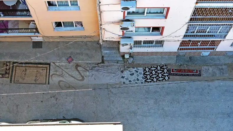 İzmir'de Bozuk Yollara İlginç Çözüm: Halı Serdiler