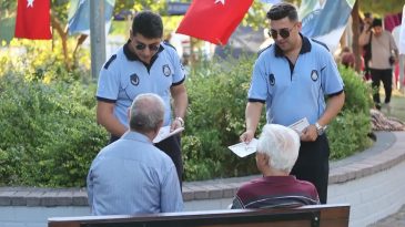 İzmir'de &ccedil;evre kirliliğiyle m&uuml;cadelede yeni bir adım: Zabıta tarafından dağıtılan teşekk&uuml;r k&acirc;ğıtları