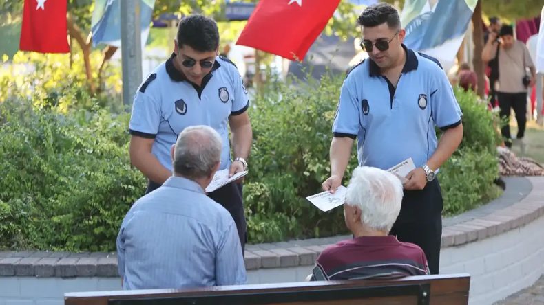 İzmir'de çevre kirliliğiyle mücadelede yeni bir adım: Zabıta tarafından dağıtılan teşekkür kâğıtları