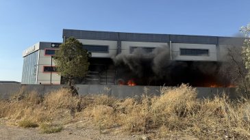 İzmir'de Dehşet Verici Yangın: İtfaiye Ekipleri Zamanında M&uuml;dahale Etti