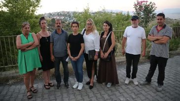 İzmir'de Depremzedelerin Barındıkları Evlerin Elektrik ve Su Hizmetleri Kesildi
