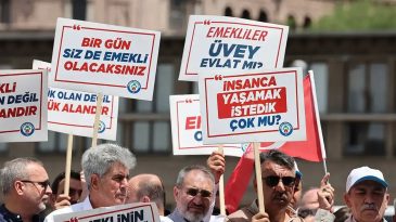 İzmir'de Emekliler İsyanda: Torunlarıma 1 Lira Har&ccedil;lık Veremiyorum