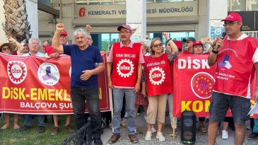İzmir'de Emekliler Sokağa &Ccedil;ıktı: Bizleri Yaşarken &Ouml;ld&uuml;ren Bu İktidara Sesleniyoruz