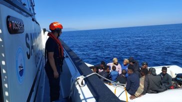 İzmir'de G&ouml;&ccedil;men Kurtarma Operasyonu: 1 &Ccedil;ocukla Birlikte 16 Kişi Kurtarıldı