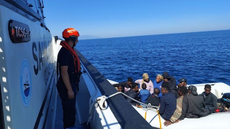 İzmir'de Göçmen Kurtarma Operasyonu: 1 Çocukla Birlikte 16 Kişi Kurtarıldı
