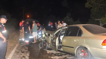 İzmir'de İki Ara&ccedil; Kafa Kafaya &Ccedil;arpıştı: 4 Yaralı