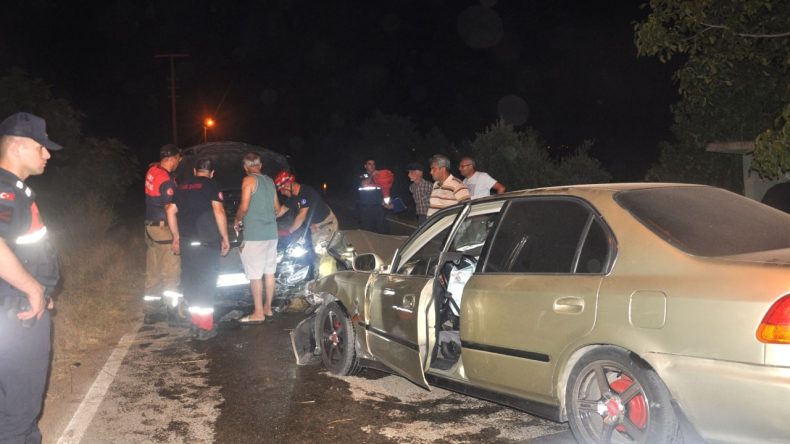 İzmir'de İki Araç Kafa Kafaya Çarpıştı: 4 Yaralı