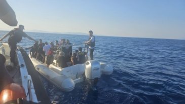 İzmir'de İki Ayrı Operasyon: 17'si &Ccedil;ocuk 64 G&ouml;&ccedil;men Kurtarıldı