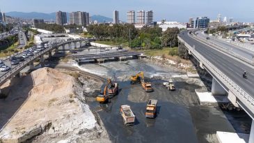 İzmir'de Koku Giderme &Ccedil;alışmaları: İZSU Hızla Hareket Etti, Tonlarca &Ccedil;amur &Ccedil;ıktı