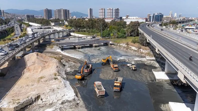 İzmir'de Koku Giderme Çalışmaları: İZSU Hızla Hareket Etti, Tonlarca Çamur Çıktı