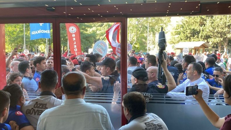 İzmir'de Meclis Toplantısı Öncesi Gerilim: İşçiler ve Polis Karşı Karşıya Geldi
