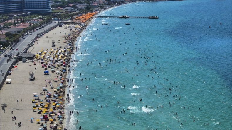 İzmir'de Rekor Sıcaklık: Termometre 42,5 Dereceyi Gördü, Sahiller Dolu