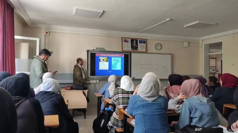İzmir'de Sendikalardan Tepki: Eğitim Orta Çağ Zihniyetine Dönüşüyor