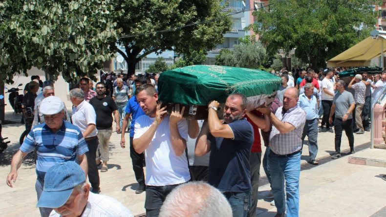 İzmir'de Silahlı Kavga: 3 Kardeşin Cenazesi Toprağa Verildi