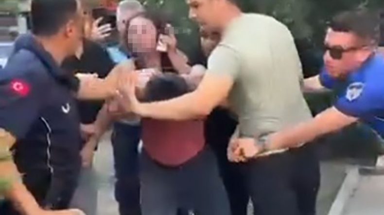 İzmir'de Şok Anlar: Zabıtadan Seyyar Satıcıya Sert Müdahale