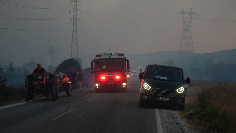 İzmir'de Söndürülemeyen Yangın: Otoyol Trafiğe Kapatıldı!