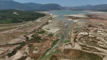 İzmir'de Tarihi Kuraklık: Barajlar Dibi G&ouml;r&uuml;yor, İZSU'dan Abonelik İptali Kararı