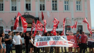 İzmir'de Turizm Emek&ccedil;ileri İ&ccedil;in Eylem: G&uuml;n&uuml; Geldiğinde K&ouml;lelik Yasasını Kabul Edenlerle Hesaplaşacağız