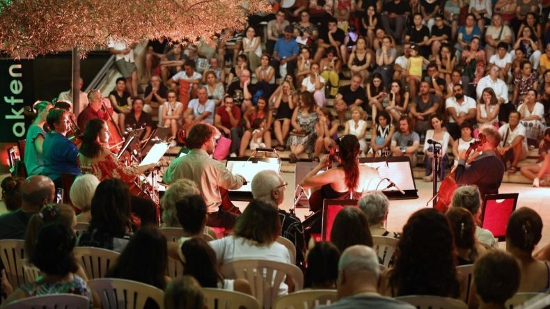 İzmir'de unutulmaz konser: İzleyenlere müzik şöleni yaşattı