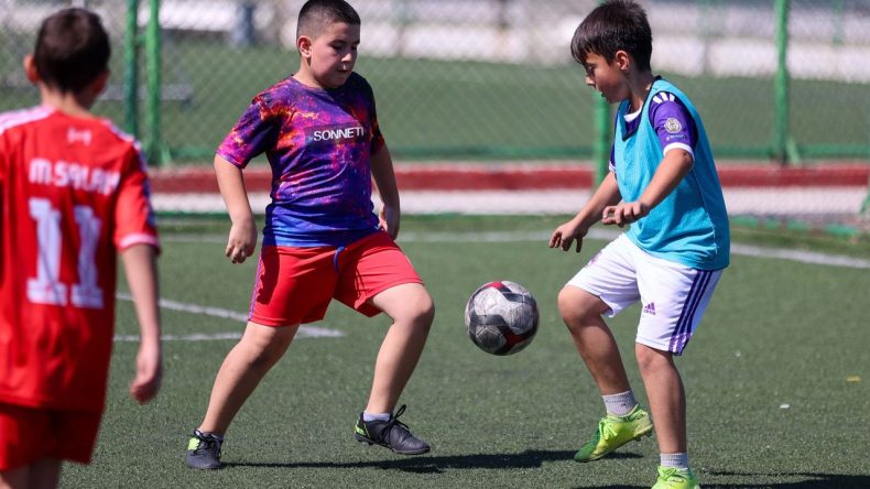 İzmir'de Ücretsiz Futbol Okulu: Minik Kramponlar Yeşil Sahada
