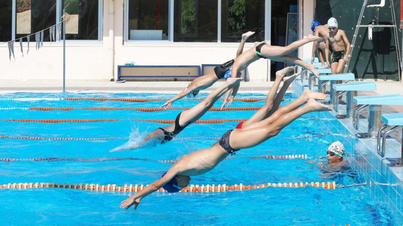 İzmir'de Ücretsiz Yüzme Kursu: Minikler Eğleniyor ve Öğreniyor