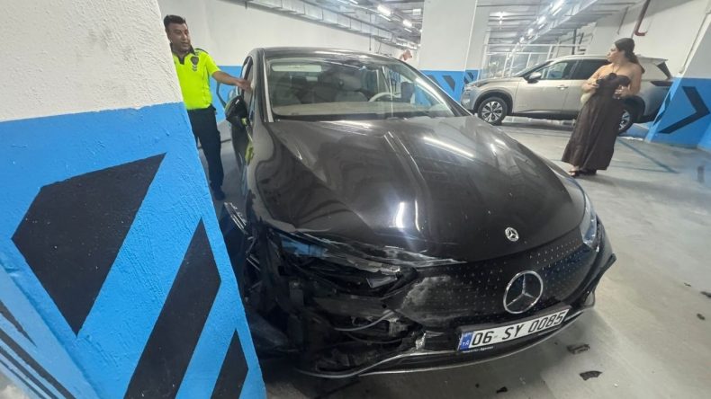 İzmir'de Vale 7 Milyon TL’lik Aracı Duvara Çarptı: Otelden Gelen Yanıt Şaşırttı!