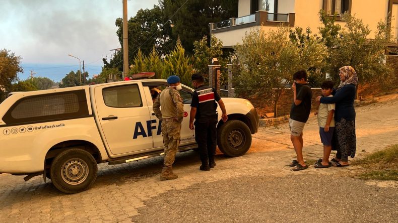 İzmir'de Yangın Felaketi Devam Ediyor: Seferihisar'da Yeni Tahliyeler
