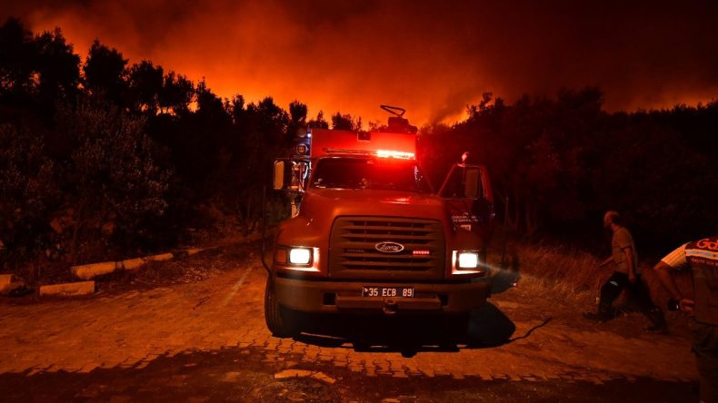 İzmir'de Yangınla Mücadele Devam Ediyor: İtfaiyeden Koruma Kalkanı!