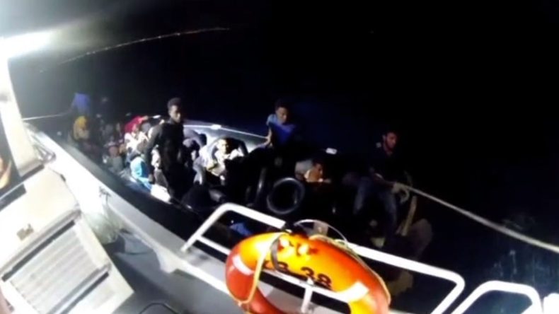 İzmir'deki Göçmen Kurtarma Operasyonu: 3'ü Çocuk 37 Kişi Salim Bir Şekilde Kurtarıldı