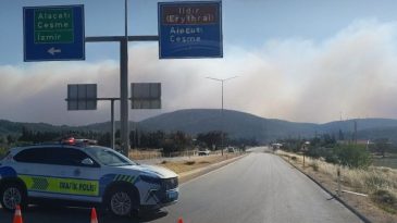 İzmir'deki Yangın Ulaşımı Olumsuz Etkiledi: &Ccedil;eşme Devlet Karayolu Kapandı